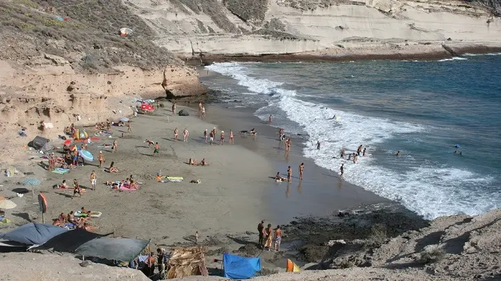 La Casa del Capitán - cala-diego-hernandez-busy-beach